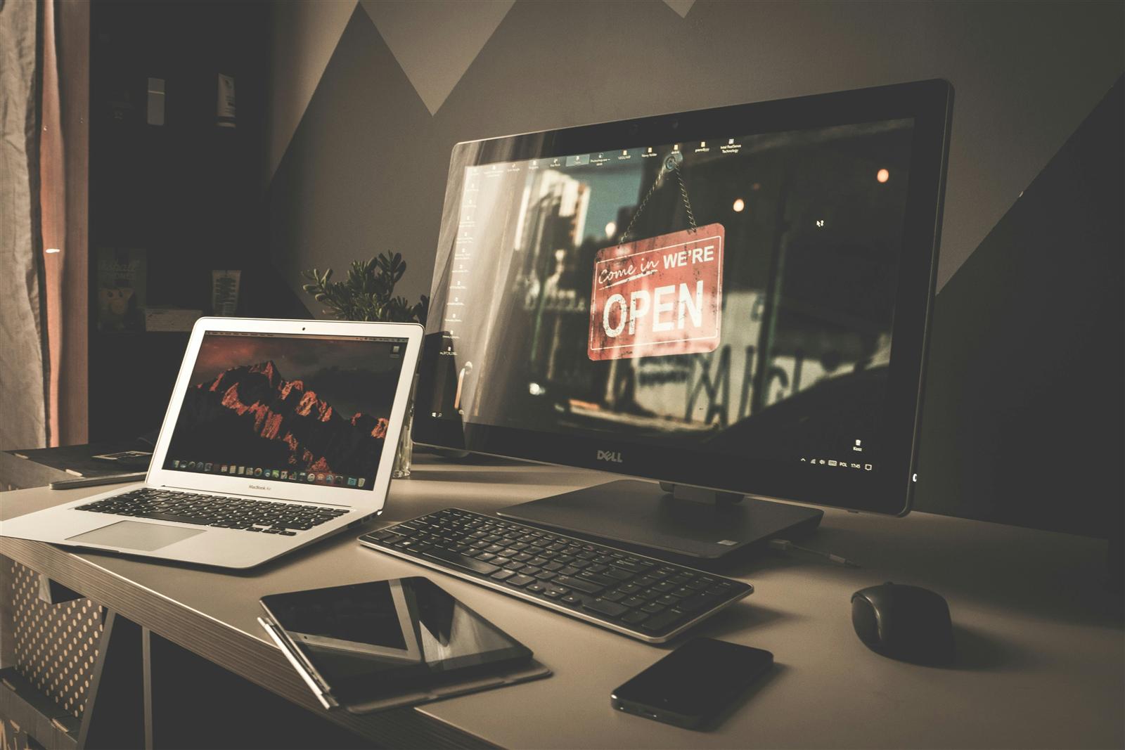 Karanlık ofiste laptop ve EDR koruması